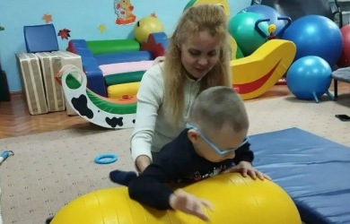  Занятия адаптивной физкультурой с детьми разного возраста.